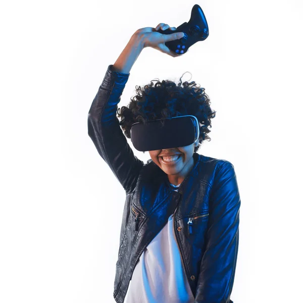 Mujer con auriculares de realidad virtual — Foto de Stock