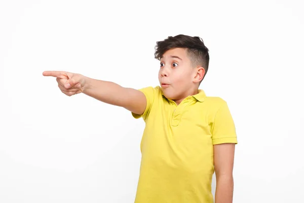 Förvånad pojke pekar på sida — Stockfoto