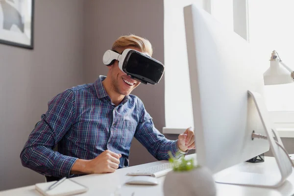Homem se divertindo com óculos VR — Fotografia de Stock