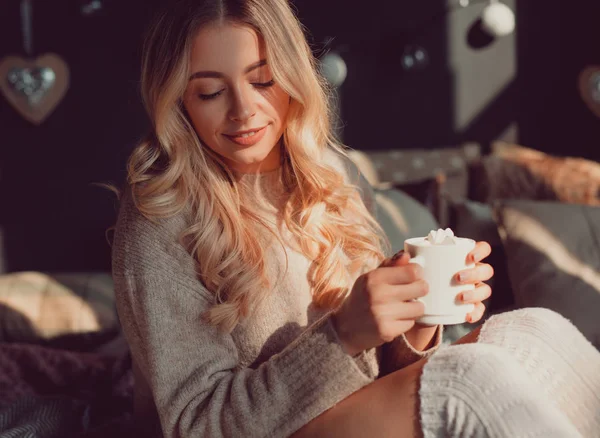 Mujer sentada con taza de cacao —  Fotos de Stock