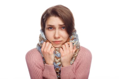 Genç kız eşarp sarılma