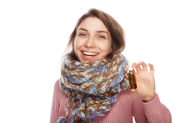 Sonriente hembra en bufanda mostrando botella — Foto de Stock