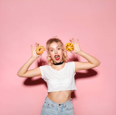 iki iştah açıcı donut kadınla.