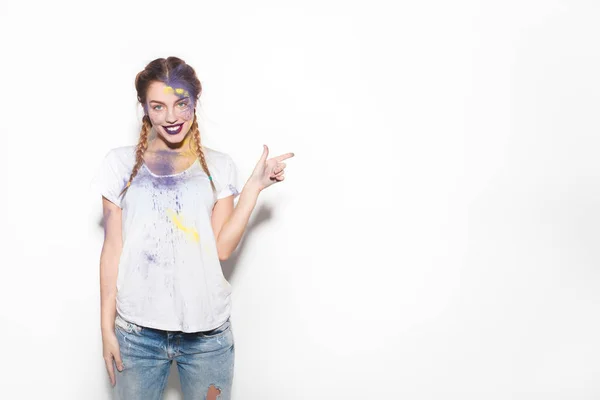 Frau mit Holi-Farben bedeckt — Stockfoto