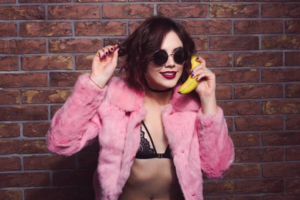 Menina segurando banana como um telefone — Fotografia de Stock