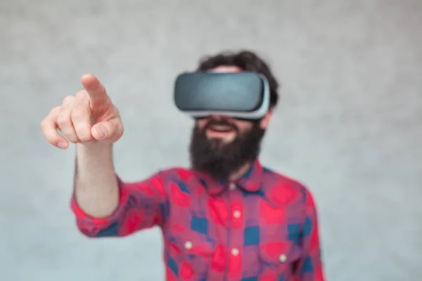 Бородатый мужчина трогает воздух в виртуальной реальности — стоковое фото