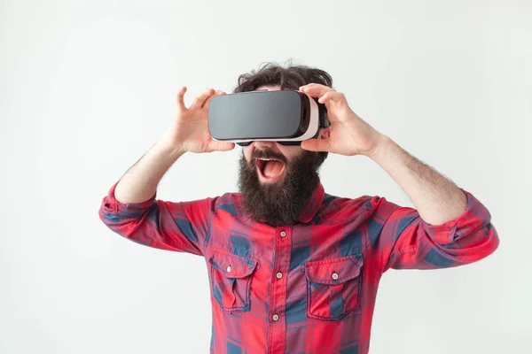 Jovem barbudo homem ajustando VR — Fotografia de Stock