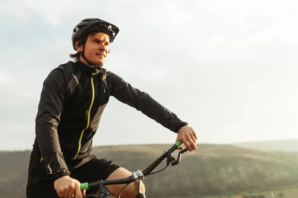 Молодой мужчина в спортивной одежде на велосипеде — стоковое фото
