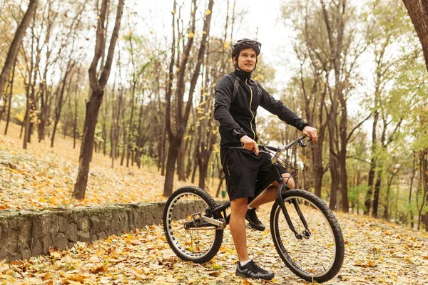 Joven en moto de trial en el parque — Foto de Stock