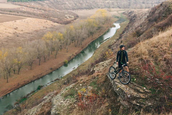 Homme debout avec vélo dans les montagnes — Photo