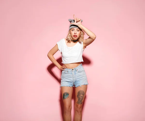 Молодая татуированная стильная девушка позирует — стоковое фото