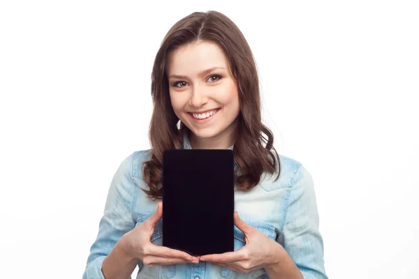 Mulher mostrando a tela do dispositivo — Fotografia de Stock