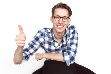 erkek baş gösteren gözlük