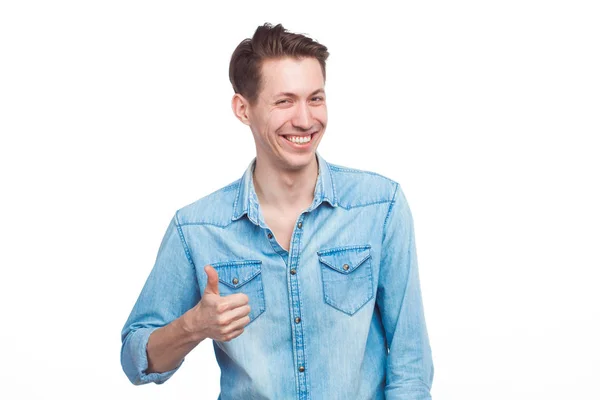 Uśmiechnięty mężczyzna młody z kciuk — Zdjęcie stockowe