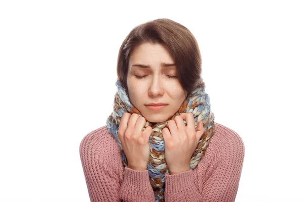 Frau kuschelt in Schal — Stockfoto