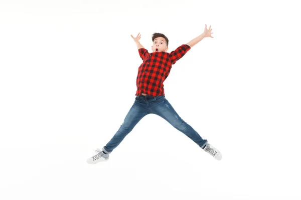 Подросток в момент прыжка высоко — стоковое фото