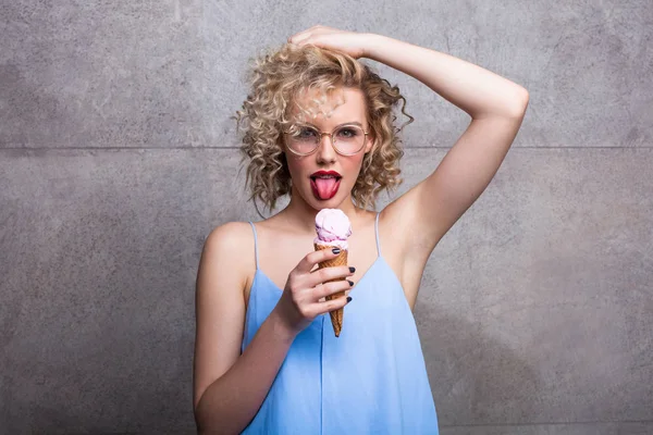 Модная девушка лижет мороженое . — стоковое фото