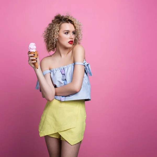 Женщина с красными губами, держащая мороженое — стоковое фото