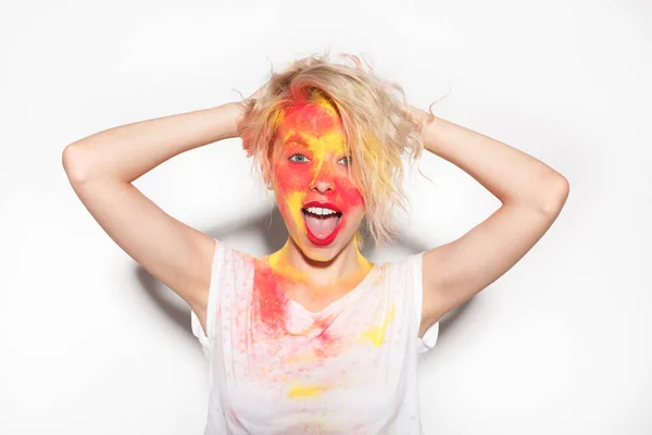 Mulher com vermelho e amarelo cores Holi — Fotografia de Stock