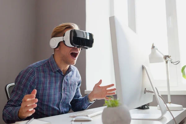 Homem animado no fone de ouvido VR — Fotografia de Stock