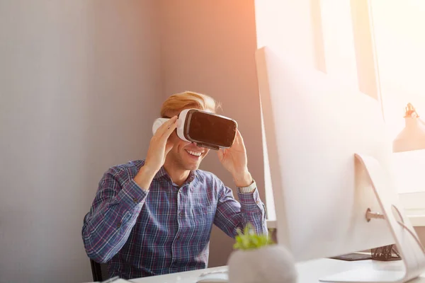 Man med VR-erfarenhet — Stockfoto