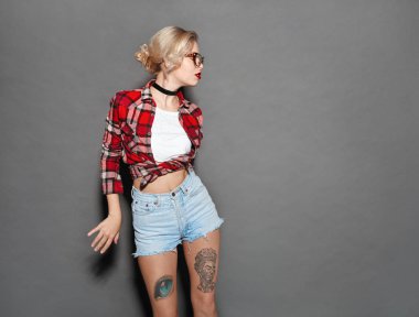 poz çekici sarışın kız