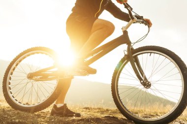 dağ bisikleti üzerinde genç adam