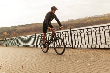 Erkek üzerinde bisiklet sürme