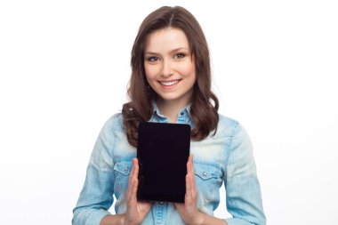 Güzel kız gösteren tablet