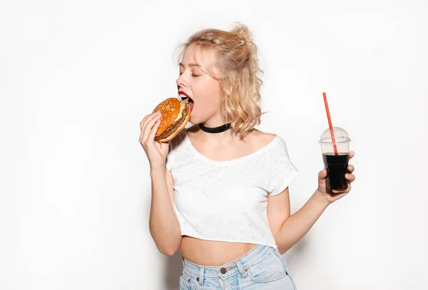 Žena jíst hamburger a cola — Stock fotografie