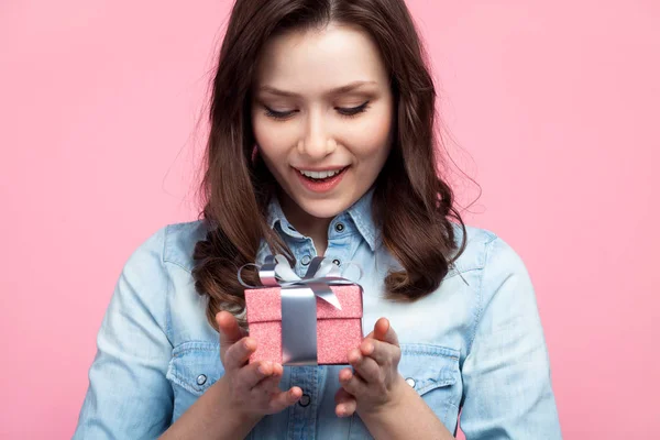 Junge Frau mit Geschenk überrascht — Stockfoto