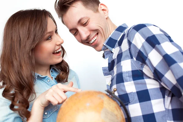 Homem e mulher navegando pelo globo — Fotografia de Stock