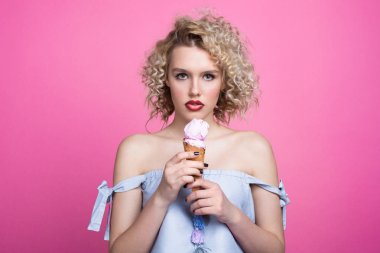 Dondurma ile poz güzel genç kız