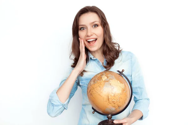 Expressieve vrouwelijke bedrijf globe — Stockfoto