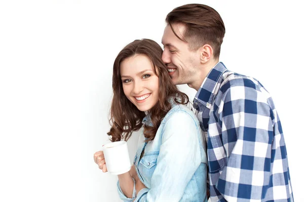 Glückliches Paar posiert auf weißem Grund — Stockfoto