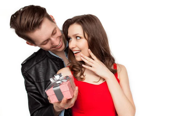 Mann überrascht Mädchen mit Geschenk — Stockfoto