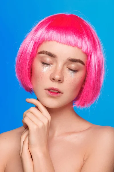 Woman with pink hairdo with eyes closed — Stock Photo, Image