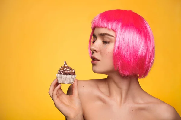 Donna alla moda con cupcake — Foto Stock
