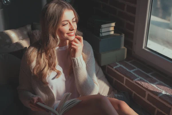 Menina deitada com o livro — Fotografia de Stock