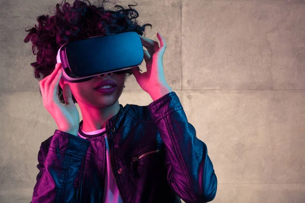 Chica joven con gafas VR en la cabeza — Foto de Stock