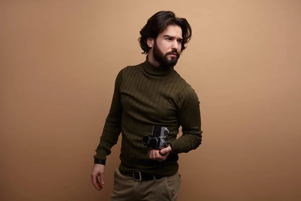 Jovem do sexo masculino posando com câmera nas mãos — Fotografia de Stock