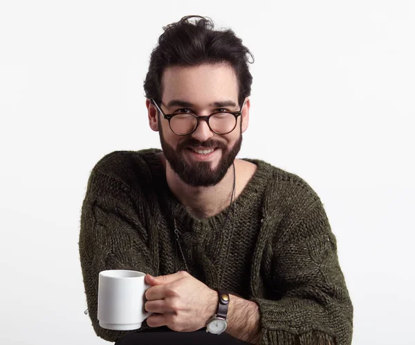 Riendo macho con la taza posando — Foto de Stock