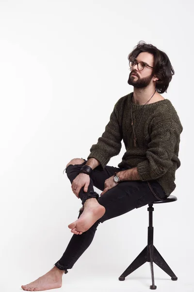 Genç hipster sandalyeye poz — Stok fotoğraf