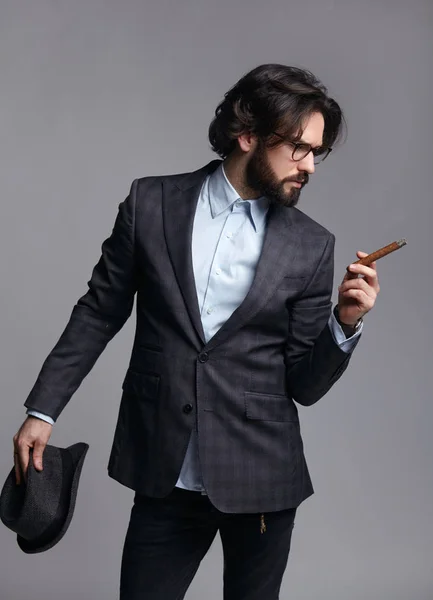 Guapo elegante macho con cigarro — Foto de Stock