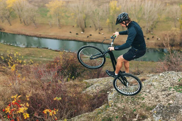 Uomo che esegue trucco in bicicletta — Foto Stock