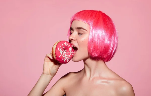 Young model eating doughnut — Stock Photo, Image