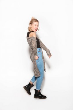 Güzel kadın sarışın göz kırpıyor