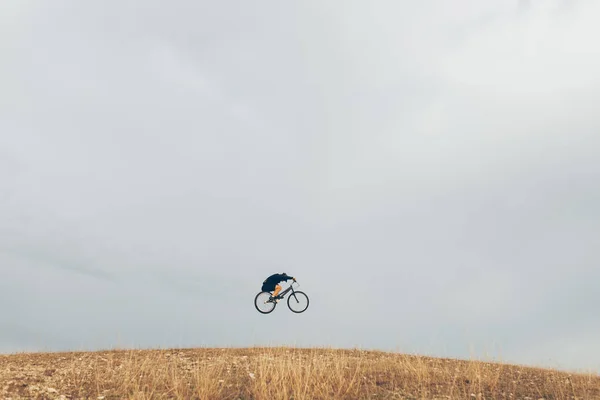 Muž skákání přes pole — Stock fotografie