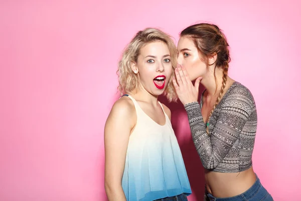 Duas meninas na moda trocando notícias — Fotografia de Stock