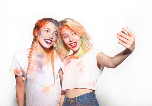 Chicas coloridas tomando selfie — Foto de Stock